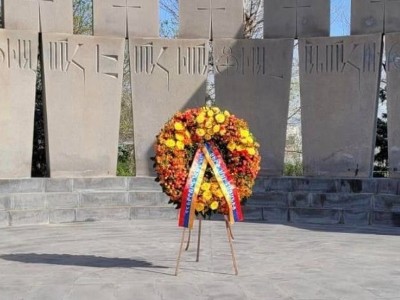 От имени третьего президента РА возложен венок к мемориальной стене героев Апрельской войны