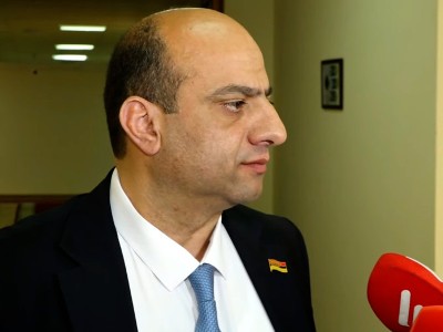 Соратник Пашиняна: Что вы предлагаете, не уступать не принадлежащее нам?