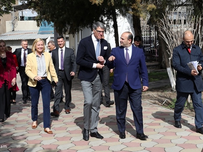Սարգիս Իզմիրլյանը, նախարար Մկրտչյանի ուղեկցությամբ, այցելել է Մարի Իզմիրլյանի անվան մանկատուն