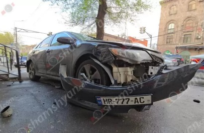 Երևանում 22-ամյա վարորդը Toyota-ով բախվել է բազալտե եզրաքարին և հայտնվել մայթին