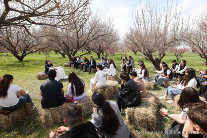 Չպետք է թույլ տալ, որ «աղբ» ինֆորմացիան, տեղ գտնի մեր ենթագիտակցության մեջ. Աննա Վարդապետյանը հանդիպել է աշակերտներին