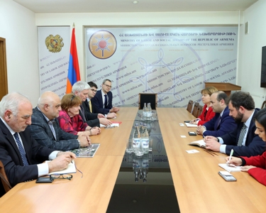 Նարեկ Մկրտչյանը և Քերոլայն Քոքսը քննարկել են ԼՂ-ից տեղահանվածների աջակցության գործընթացին առնչվող հարցեր