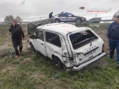Արարատի մարզում բախվել են «Mercedes»-ն ու Նիվան և գլորվելով՝ հայտնվել դաշտում