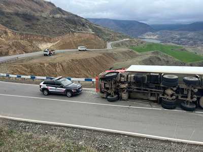 Սիսիան-Տաթև ավտոճանապարհին «Scania» մակնիշի բեռնատարը ճանապարհի երթևեկելի հատվածում կողաշրջվել է