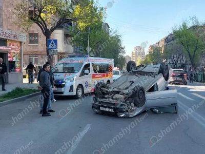 Երևանում բախվել են «Volkswagen Vento»-ն ու «Changan»-ը. «Volkswagen»-ը գլխիվայր շրջվել է