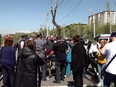 Мать Самвела Варданяна потеряла сознание перед зданием СК