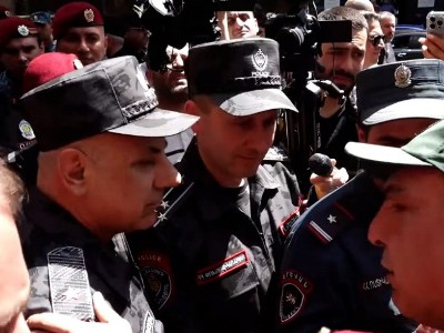 Начальник полиции Еревана посоветовал протестующему «меньше говорить о полиции»