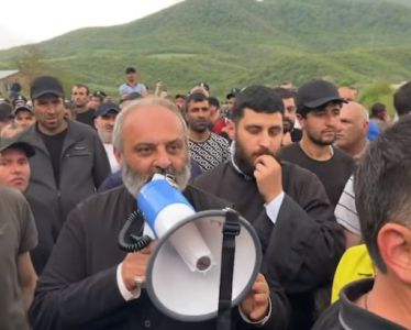 Архиепископ:  Я в Тавуше, приезжайте, поговорим с глазу на глаз