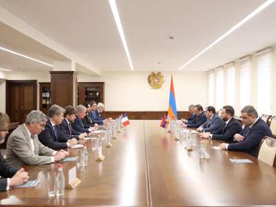 Министр обороны принял делегацию во главе с руководителем группы дружбы Франция-Армения Сената Франции