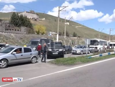 Граждане перекрыли трассу Ереван-Севан в поддержку участников акции в Тавуше