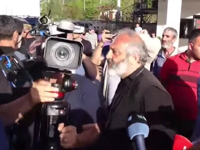 Тавушцы во главе с архиепископом Багратом Галстаняном пытаются перекрыть дорогу к КПП Баграташена