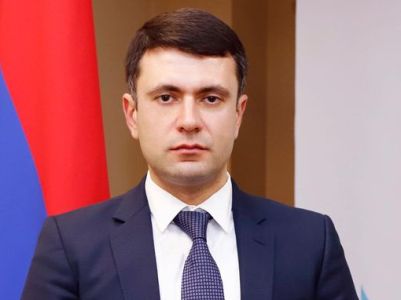 Сторонники политолога Сурена Петросяна собираются у места содержания задержанных