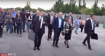 Роберт Кочарян с супругой почтили память жертв Геноцида армян