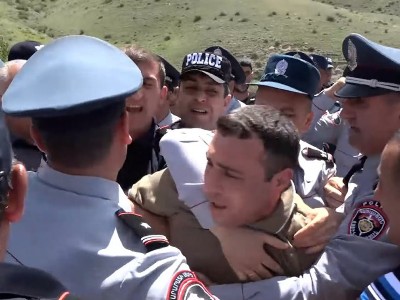 В Армении полицейские подвергли приводу нескольких граждан, перекрывших автодорогу Ереван-Мегри