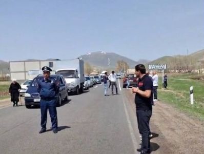 В поддержку тавушцев: Граждане перекрыли автодорогу Апаран-Ванадзор