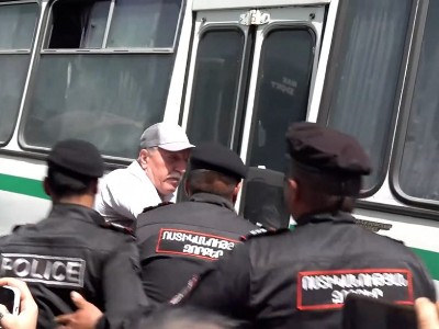 В Ереване полицейские применив силу открыли перекрытую протестующими дорогу у здания МВД