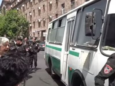 В Ереване полицейские подвергли приводу первого омбудсмена Армении Ларису Алавердян и других участников акции протеста