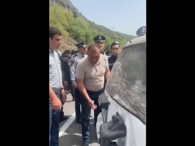 В Баграташене сложилась напряженная ситуация: полицейские убирают блокирующие движение  машины