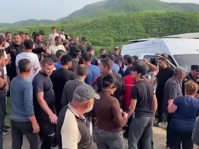 В Тавуше протестующие окружили пост военной полиции