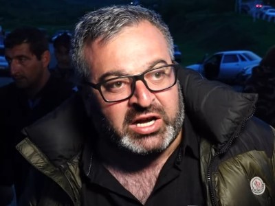 «Սա ներկայացում չի՛, սա իրական մարդկանց տներ ու ճակատագրեր են, ա՛յ ոչնչություններ»․ Գառնիկ Դանիելյանը՝ Ալեն Սիմոնյանին