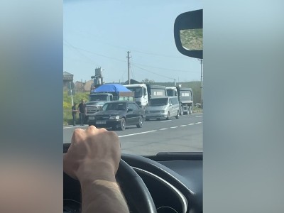 На автотрассе Ереван-Севан патрульные останавливают грузовики и запрещают въезд в столицу