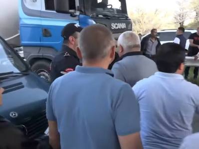 Граждане на участке Раздана перекрыли автотрассу Ереван –Севан