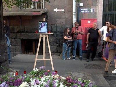 В Ереване проходит церемония зажжения свеч в память о скончавшейся беременной Соне Мнацаканян