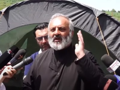 Архиепископ: Есть подозрения, что в автомобиле с тонированными стеклами находились Григорян и Мустафаев