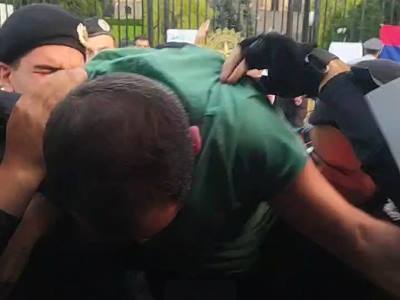 Полицейские с применением грубой силы подвергли приводу граждан