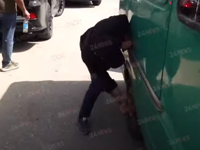 Демонстранты остановили автомобиль и прокололи ножом шину: начато уголовное производство
