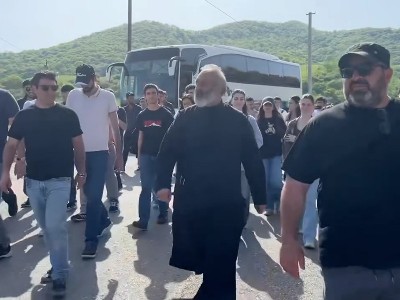 Բագրատ Սրբազանը երիտասարդների հետ երգեց Կոմիտասի «Վարդան Մամիկոնյան» օպերան