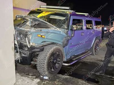 Երևանում բախվել են «Toyota»-ն ու «Hummer»-ը. վերջինն էլ բախվել է բենզալցակայանի շինության պատին. կա վիրավոր