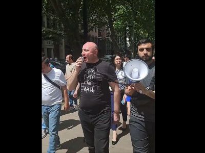 Против односторонних уступок: Группа граждан перекрыла улицу Амиряна у Театрального института  