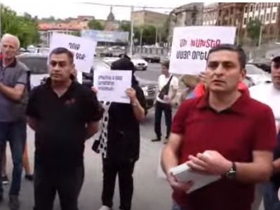 В поддержку тавушцев: Представители инициативы «Айакве» проводят акцию протеста перед зданием МВД Армении