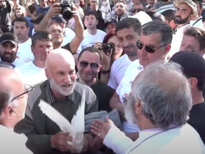 «Կեցցե՛ Հայ Առաքելական Եկեղեցին»․ քաղաքացին աղավնի բաց թողեց Բագրատ Սրբազանի մոտ