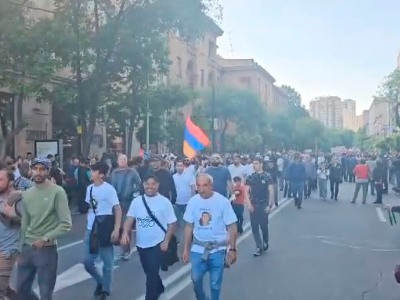 Քաղաքացիները պատշգամբներից ողջունում են երթի մասնակիցներին