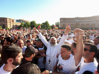 Rally called by Archbishop Bagrat Galstanyan kicking off at Yerevan Republic Square