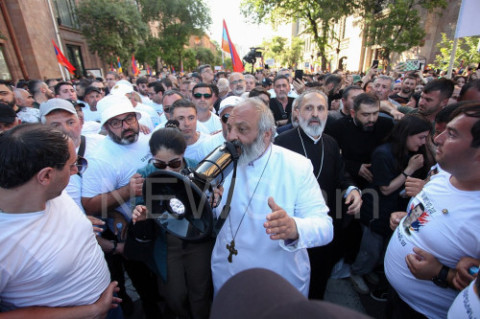 People blocking Yerevan streets at Archbishop Bagrat Galstanyan's call