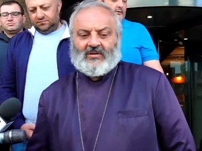 Հանդարտ մնացե՛ք, տղերք, ձեզ փչացնում են․ Բագրատ Սրբազանը՝ ոստիկաններին