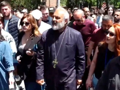 Բագրատ Սրբազանն, այդուհանդերձ, մտել է ԳԱԱ գլխավոր շենք, ապա ամփոփել այսօրվա շրջայցը