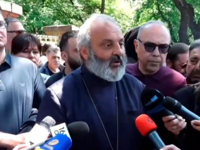 Գագիկ Մելքոնյանի և Հովիկ Աղազարյանի միջև է պայքարը․ Սրբազանի հեգանանքը՝ վարչապետի թեկնածուի մասին