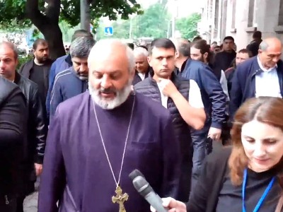 Մի փոքր խումբ է քաղաքացիների նկատմամբ բիրտ ուժ է կիրառում. Բագրատ Սրբազանը՝ ոստիկանների մասին