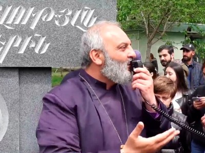 «Նեմեսիսն ահաբեկչության հետ կապ չունի». Բագրատ Սրբազանն իր համակիրների հետ «Նեմեսիսի» հուշարձանի մոտ է