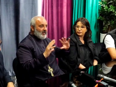 «Իշխանություններն առաջիկայում շատ անակնկալներ ունեն ստանալու». Սրբազանը՝ Ժուռնալիստենրի միությունում է