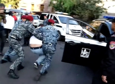 «Пять правозащитников»: Один из участников акции протеста в Ереване получил перелом ноги