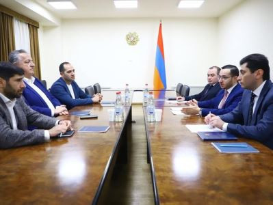 Министр высокотехнологической промышленности обсудил с Нубаром Афеяном концепцию создания инвестиционного фонда