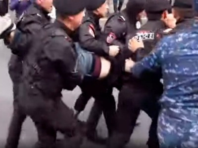 Ոստիկանները ծեծելով ու քարշ տալով բերման ենթարկեցին քաղաքացուն