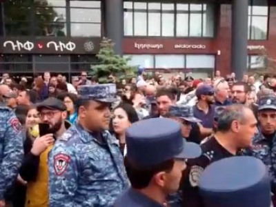 Protesters whistle, chant slogans at EBRD Yerevan forum participants