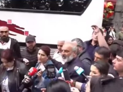 Полицейские не позволяют архиепископу и его сторонникам пройти по улице к церкви Сурб Анна