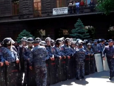 Unprecedented number of police block street behind Armenia government building (PHOTOS)
